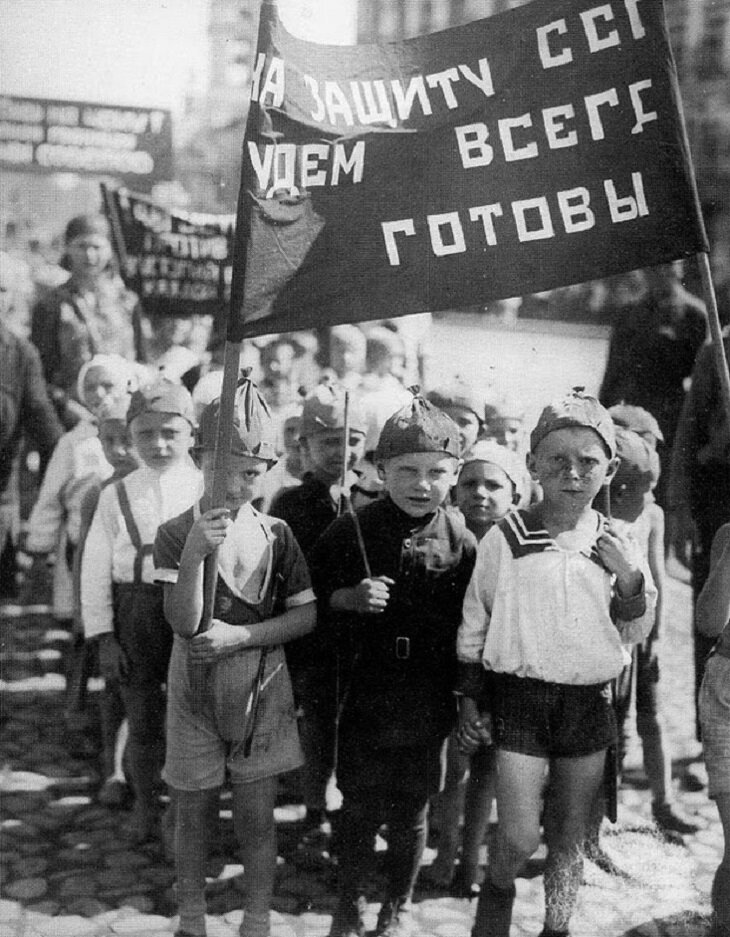 Попал в мир ссср. Демонстрации в СССР. Демонстрация 1 мая в СССР. Советские дети на демонстрации. Первомай в советские годы.