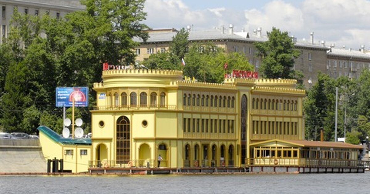 Дебаркадер викинг москва. Плавучая пристань дебаркадер. Плавучий ресторан на москве реке. Дебаркадер на фрунзенской набережной. Речные дебаркадеры москвы.