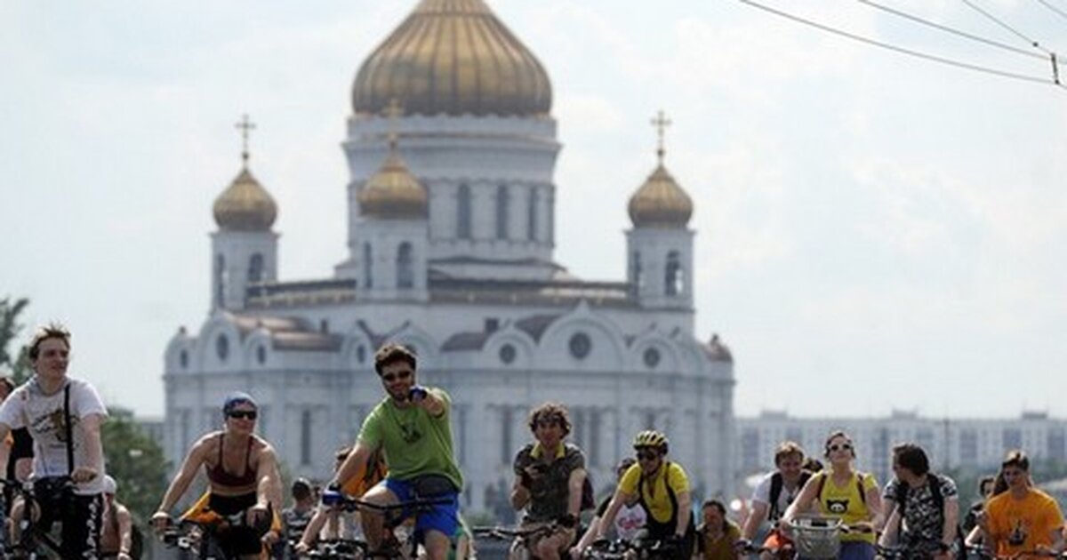 Поездка в москву. Москва в июне. Велопарад москва 2016. Красная площадь москва дождь. Московский веломарафон.