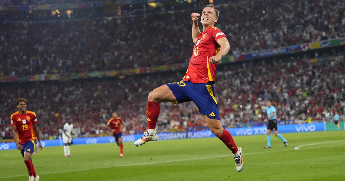 дани ольмо празднует гол на чемпионате европы