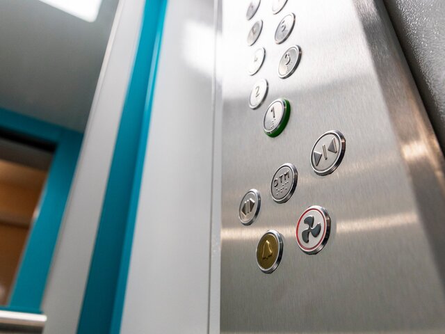Более 240 лифтов заменят в жилых домах САО по программе капремонта