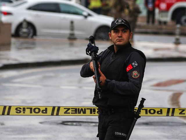 В Турции обезвредили и задержали полицейского, открывшего стрельбу в участке