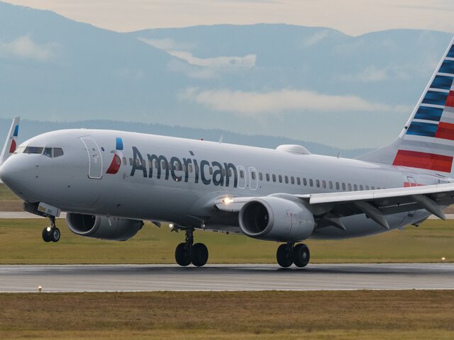 Самолет Boeing совершил экстренную посадку в США из-за срыва обшивки двигателя – ABC News