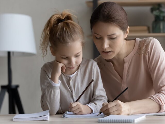 Почти 80% родителей РФ рассказали, что помогают детям с домашним заданием