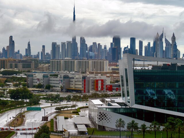 Очевидцы рассказали о жителях Дубая, спасавшихся от потопа на крышах машин