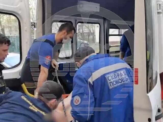 Спасатели пытаются госпитализировать москвичку весом 300 кг