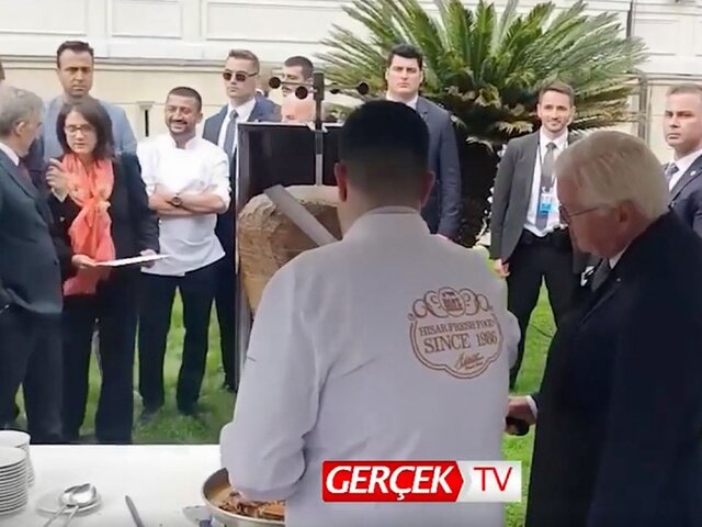 Президент Германии привез в Стамбул 60 кг шаурмы и раздал ее гостям
