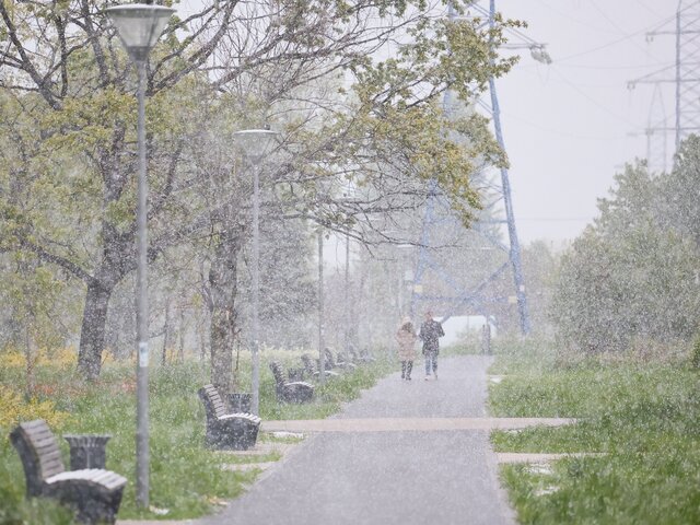 Москвичам рекомендовали пересесть на общественный транспорт из-за майского снегопада