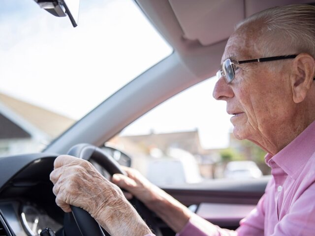 Геронтолог Конев: людям старше 75 лет стоит отказаться от вождения авто