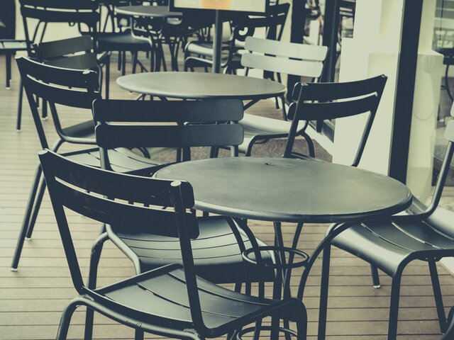Столичным кафе и ресторанам рекомендовали закрыть летние веранды из-за непогоды