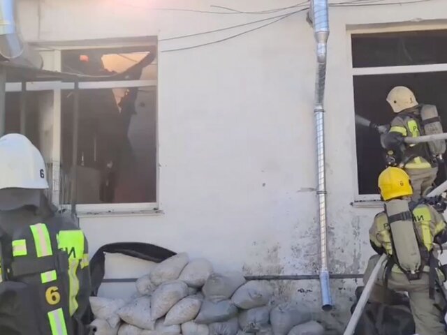 Пожарные локализовали возгорание на складе в Крыму