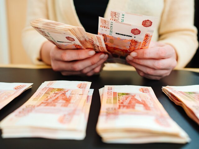 "Ведомости": зарплаты россиян превысят 100 тысяч рублей к 2027 году