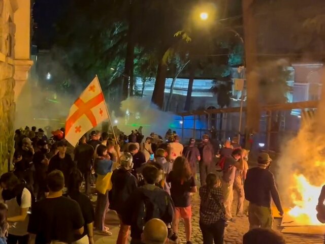 Протестующие в Грузии 10 минут безуспешно пытались поджечь российский флаг