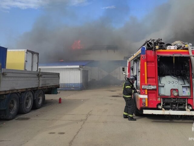 Пожар произошел на складе в Наро-Фоминске