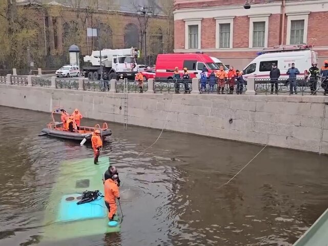СК: в офисах владельца упавшего с моста в Санкт-Петербурге автобуса прошли обыски