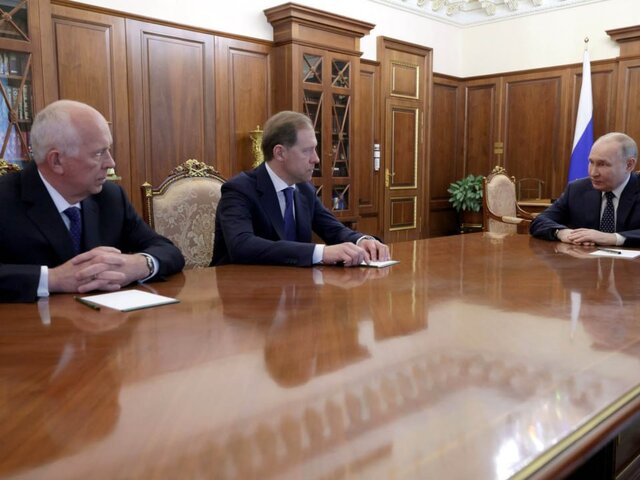 Путин обсудил с Чемезовым и Мантуровым работу с промышленностью