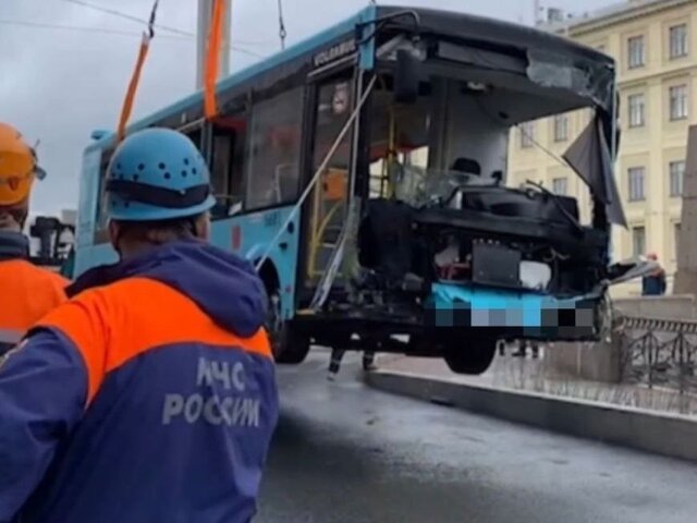 Число погибших при падении автобуса в реку в Петербурге выросло до 7