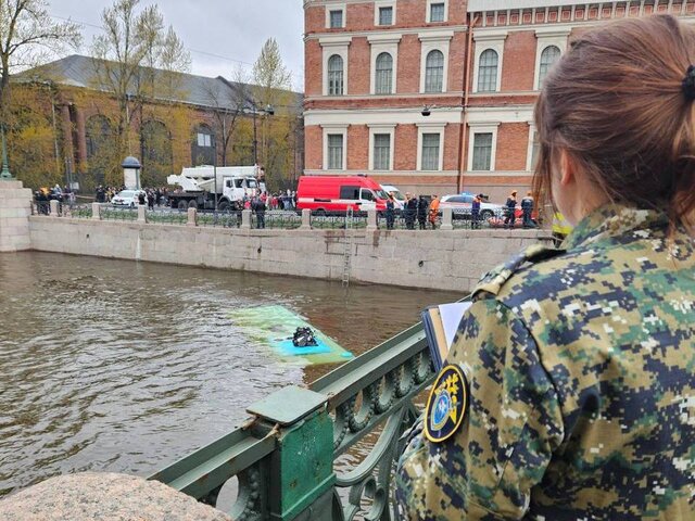 РИА Новости: число погибших при падении автобуса в реку в Петербурге выросло до 4