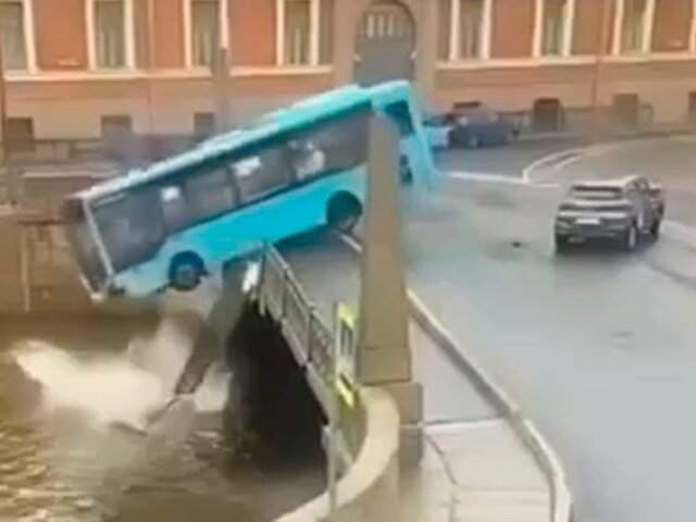 Момент падения автобуса в реку Мойку в Петербурге попал на видео