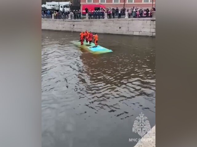Уголовное дело возбудили по факту падения автобуса в реку в Петербурге