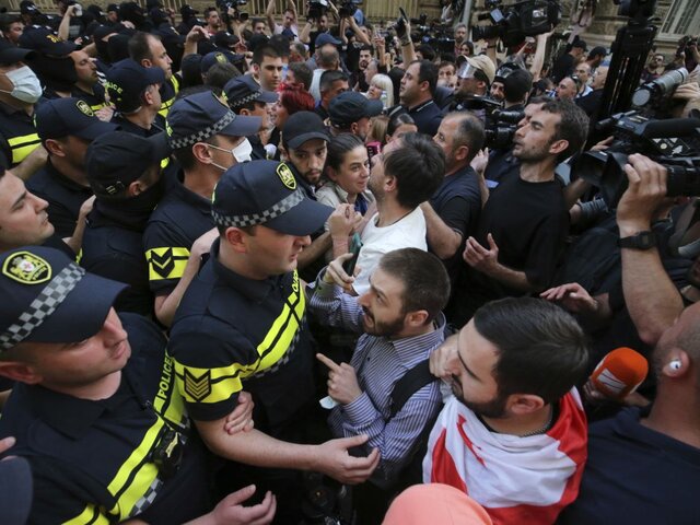 В парламенте Грузии сообщили о задержании гражданина РФ в ходе протестов