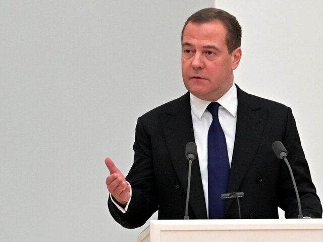 Медведев раскритиковал ответы на политические темы от умной колонки 