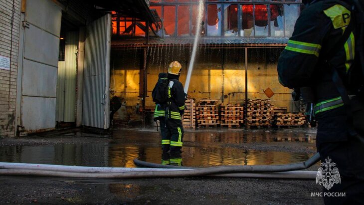 Пожар в цехе с полиэтиленом в Петербурге локализован