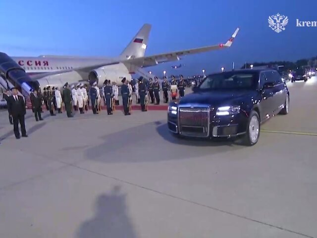 Путин передвигается по Пекину на автомобиле Aurus