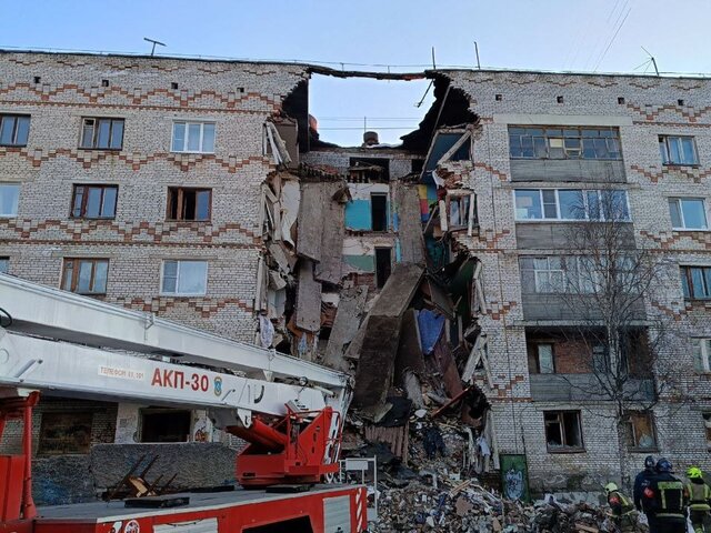 СК завел дело о халатности после частичного обрушения общежития в Коми