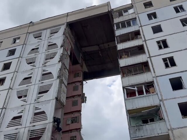 Подъезд жилой многоэтажки рухнул в Белгороде после прямого попадания снаряда ВСУ