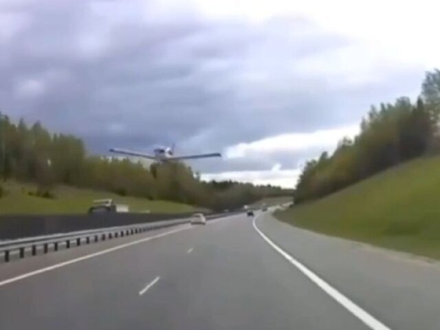 Двухместный самолет пролетел на предельно малой высоте над трассой в Подмосковье