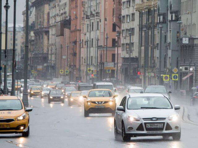 Автомобилистов призвали соблюдать скоростной режим на дорогах из-за дождя в Москве