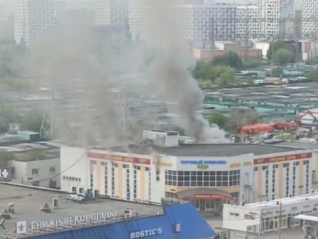 Пожар произошел в торговом комплексе на северо-востоке Москвы