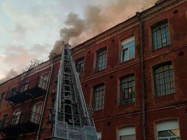 Пожар на площади 6 тыс кв м произошел в здании бывшей фабрики в Ногинске