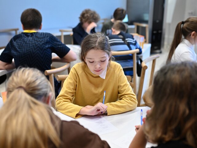Российские школьники считают, что рабочие профессии престижнее офисных