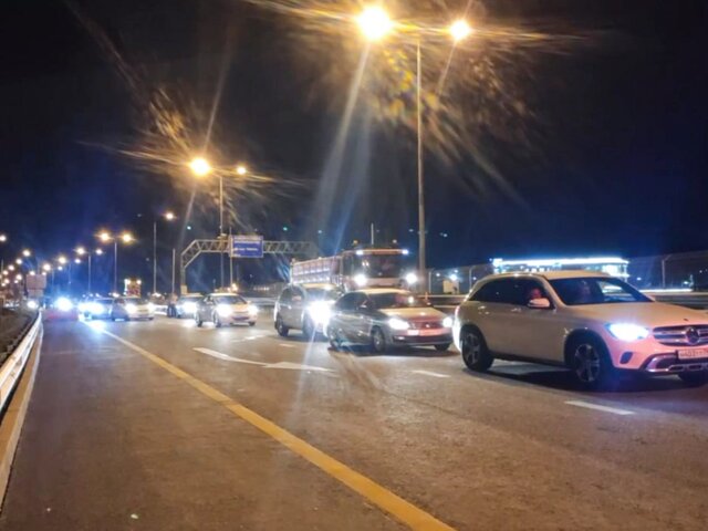 Больше тысячи машин ждут проезда по Крымскому мосту