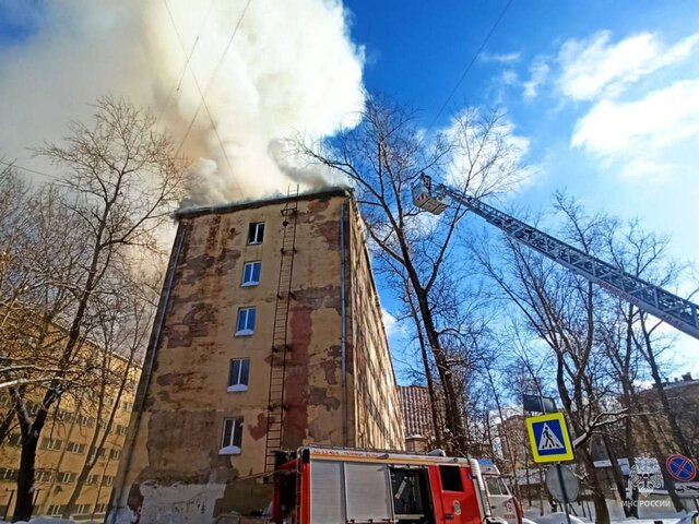 Открытое горение в нежилом здании на севере Москвы ликвидировано