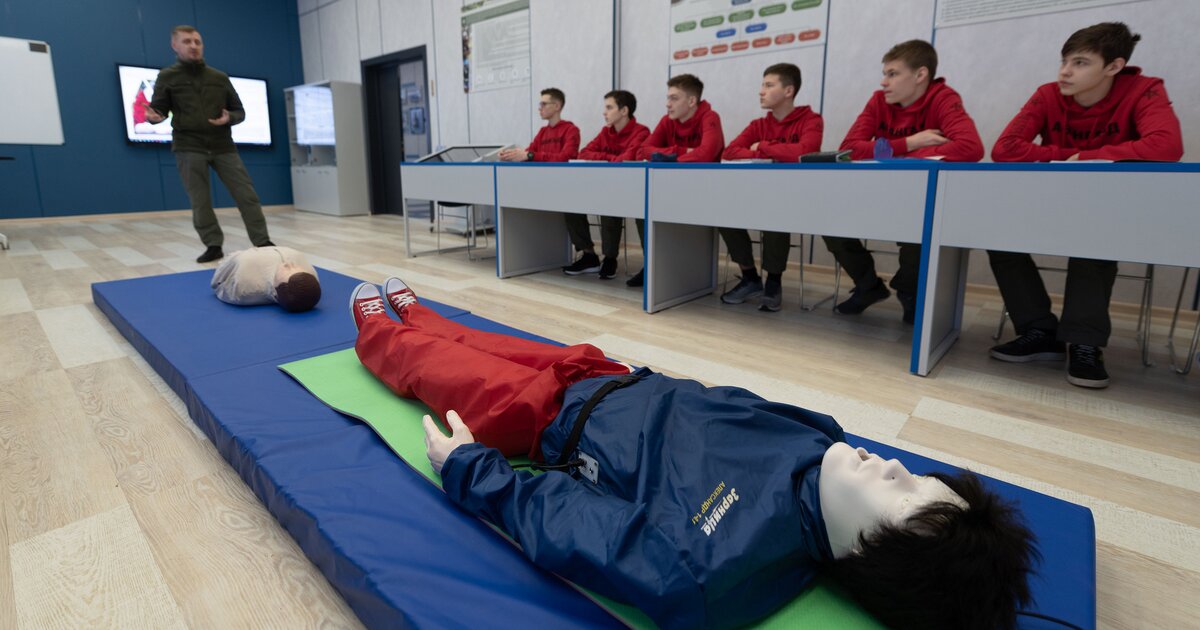 Школьные принодлежност. Сборы 1 класс. Школьники первый класс. Сборы 1 класс. Линейка в школе.