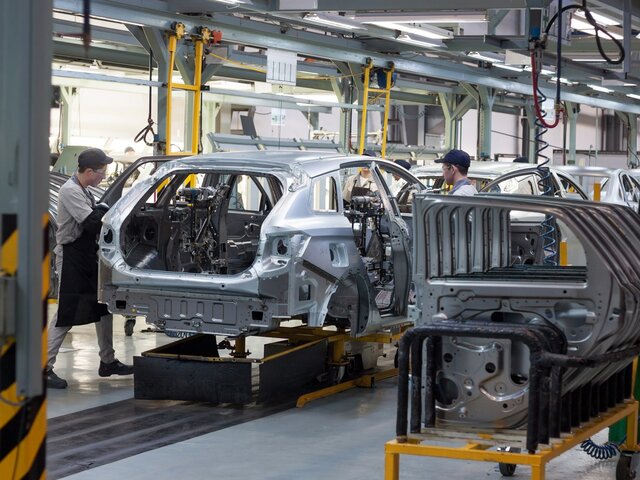 Мантуров заявил, что выпуск машин на бывшем заводе Mercedes запланирован на 2024 год