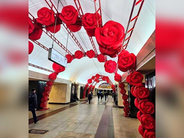Свыше 500 бутонов роз украсили потолочный свод на станции метро 