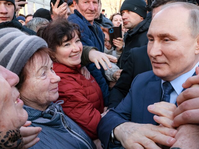 Жительницы Ставрополя пожелали Путину здоровья и расцеловали