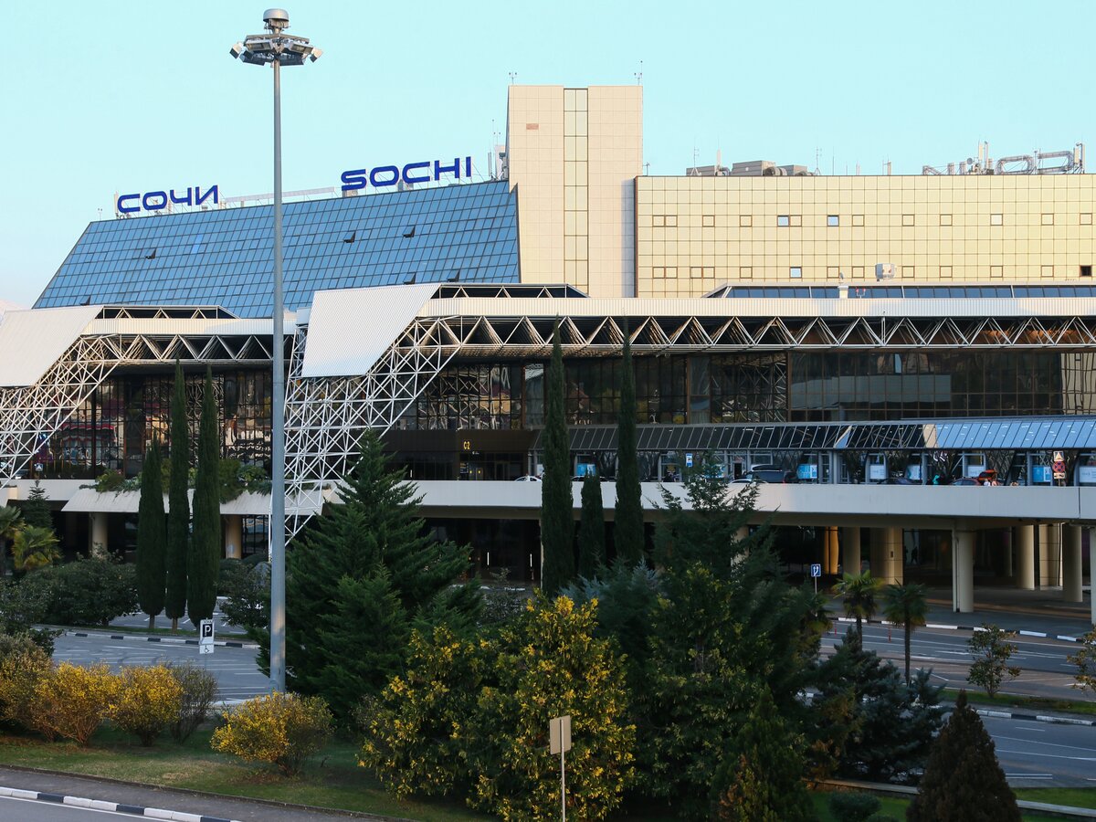 Аэропорт сочи новый терминал. Аэропорт сочи 2008. Международный аэропорт сочи. Сочи 2023 аэропорт. Выход из аэропорта сочи.