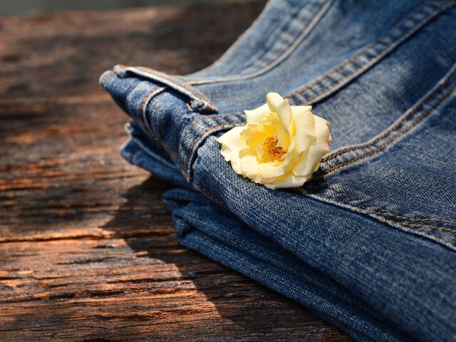 Стилист рассказала, какие джинсы запрещено носить женщинам после 50 лет
