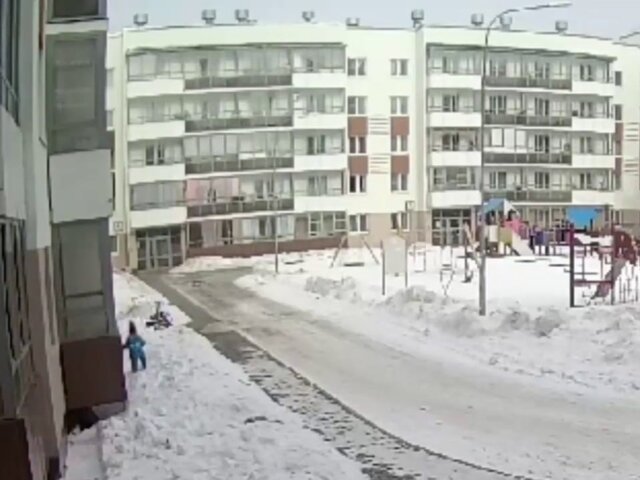 Глыба льда рухнула на 3-летнего мальчика в Екатеринбурге