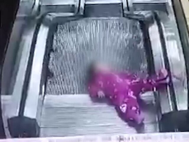 Ребенка едва не затянуло под эскалатор в ТЦ в Новосибирске