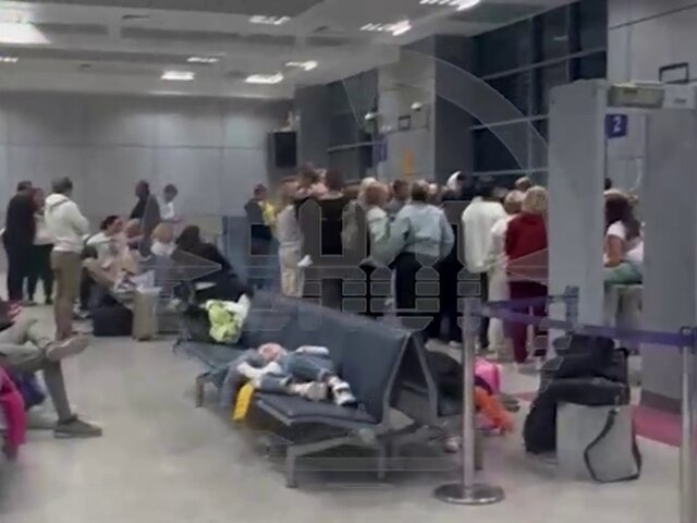 Более 12 часов пассажиры не могут вылететь в Москву из Хургады из-за поломки самолета