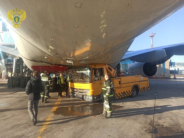 Водовоз врезался в самолет в аэропорту Домодедово