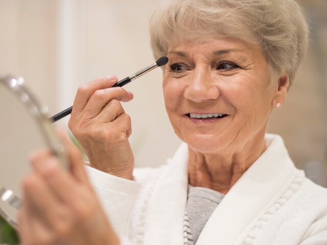 Стилист рассказала, какой макияж запрещен для женщин старше 50 лет
