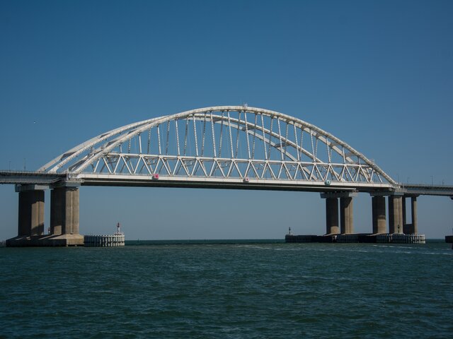 На Крымском мосту вновь перекрыли движение автотранспорта