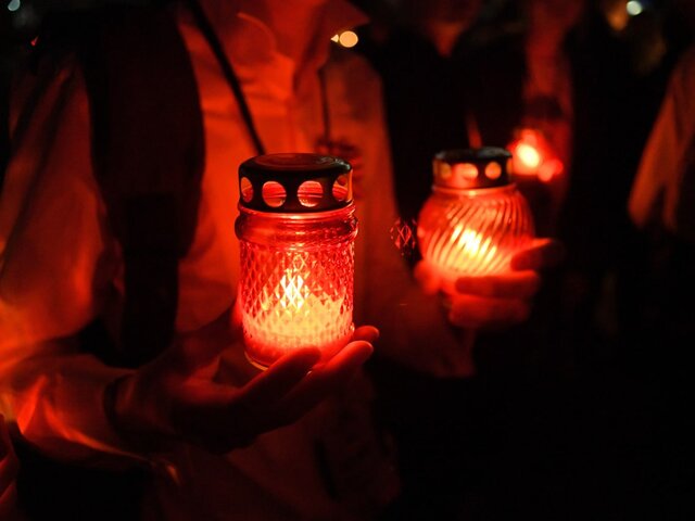 Свечи в знак скорби о погибших при теракте в 